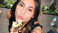 Sepertinya Valerie Thomas juga seorang foodies nih! Ia terlihat memamerkan sepotong pizza topping keju di tangan. Foto: Instagram valerieethomas