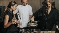 Bersama chef dan sang ibu yaitu Ina Thomas, Valerie Thomas tampak berada di dapur. Mereka seperti sedang masak steak ya? Foto: Instagram valerieethomas