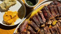 Sesekali Valerie Thomas juga memamerkan foto makanan di Instagramnya. Kali ini ada potongan steak yang tampak menggugah selera. Foto: Instagram valerieethomas