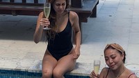 Bersama temannya, Valerie Thomas sedang menikmati floating breakfast. Namun ia bilang lebih suka jamu ketimbang champagne di tangannya. Foto: Instagram valerieethomas