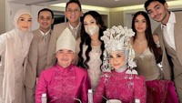 Valerie Thomas jadi sorotan usai terlihat dalam acara resepsi pernikahan Zumi Zola dan Putri Zulhas pada Sabtu (14/12/2024). Ia ikut dalam foto keluarga besar Putri Zulhas. Foto: Instagram valerieethomas