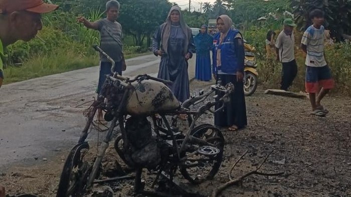Pemotor pria berinisial H (53) di Luwu Timur, Sulawesi Selatan terjatuh di jalan. Insiden itu mengakibatkan motor korban hangus terbakar.