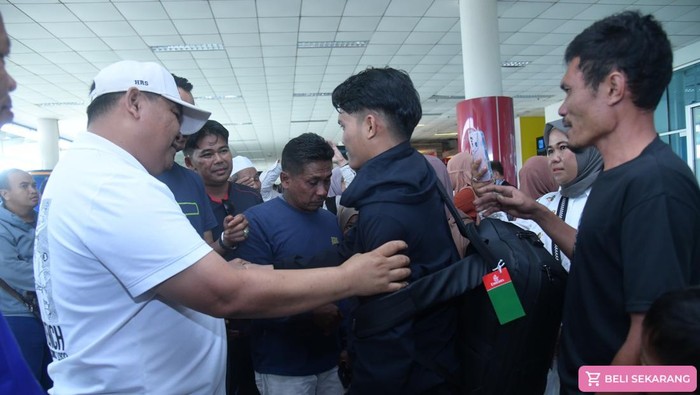 Nelayan asal Bangka Rival (Jaket Hitam) saat penjemputan di Bandara Depati Amir Pangkalpinang.
