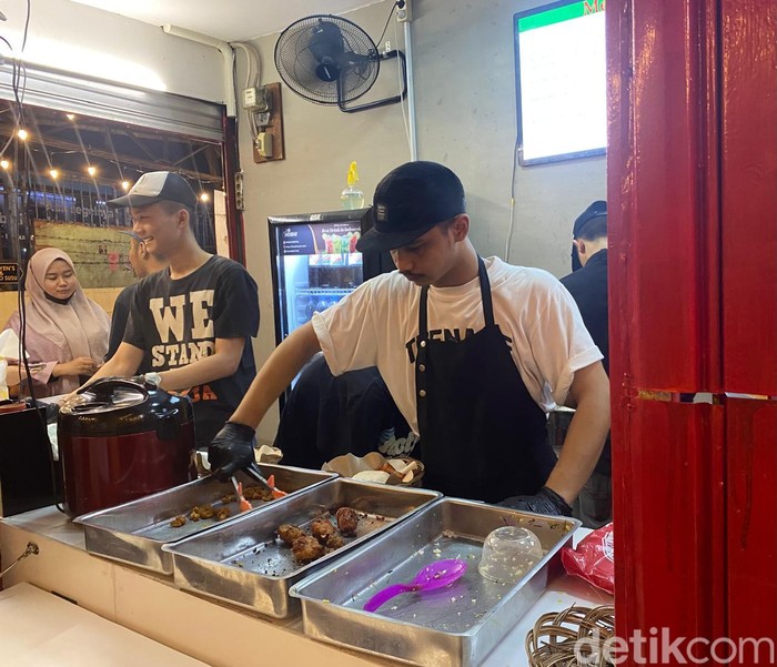 Nikmatnya Nasi Ayam Bawang Putih Sambal Matah yang Baru di Blok M Nikmatnya Nasi Ayam Bawang Putih Sambal Matah yang Baru di Blok M