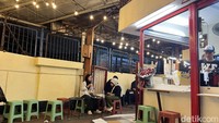 Konsep gerainya juga open kitchen. Lauk yang sudah matang langsung diletakkan di wadah stainless. Jangan kemaleman karena bisa-bisa stok lauknya habis seperti ini! Foto: Detikcom / Atiqa Rana