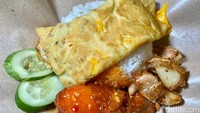Paket Nasi Rame juga bisa dilengkapi telur keju. Cocok juga dipadukan dengan saus merahnya yang punya perpaduan rasa asam, gurih, dan manis lebih dominan.  Foto: Detikcom / Atiqa Rana