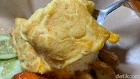 Telur kejunya ternyata cocok melengkapi seporsi nasi ayam bawang putih. Tekstur telurnya lembut, bagian dalamnya lembab, dan tambahan keju cheddar melt membuat telur ini semakin istimewa! Foto: Detikcom / Atiqa Rana