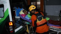 Sedikitnya 26 pasien di rumah sakit tersebut dievakuasi ke beberapa rumah sakit lain yang tidak terdampak banjir.
