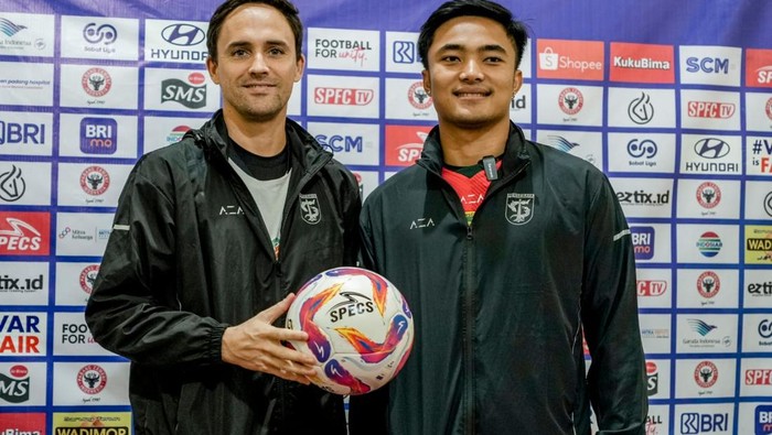 Pelatih Persebaya Paul Munster dan Ernando Ari