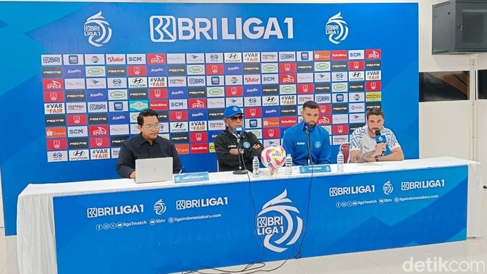 Pelatih PSBS Biak Emral Abus, saat konferensi pers di Stadion Manahan Solo, Minggu (15/12/2024).