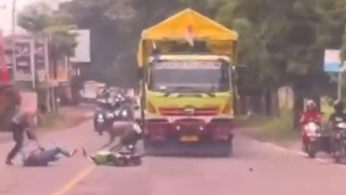 Pemotor di Trenggalek melawan polisi