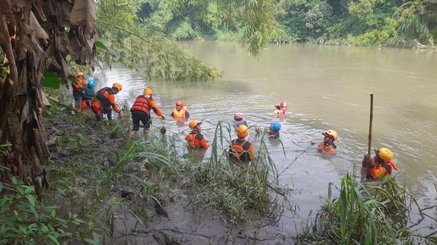 Upaya pencarian balita hanyut di Sungai Belik oleh tim SAR Gabungan, Minggu (15/12/2024).