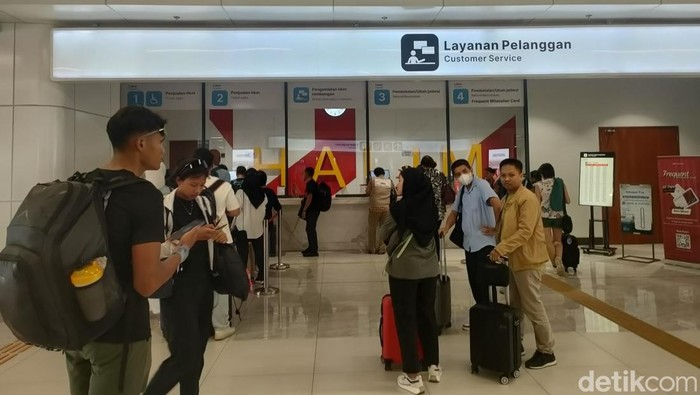 Penumpang kereta cepat Whoosh di Stasiun Halim