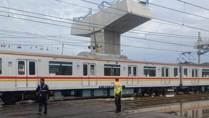 Perjalanan KRL terganggu imbas rob
