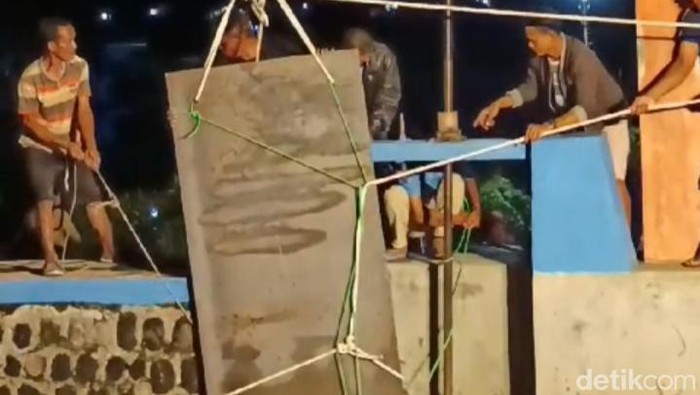 Penambalan pintu air bendung Tukuman, Cawas, Klaten.