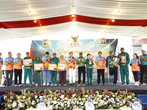 Pj Gubernur Jatim Serahkan Bonus Atlet-Pelatih Total Rp 16,4 M, Ini Pesannya