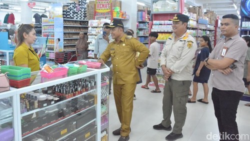 Pj Wali Kota Kupang, Linus Luci, saat melakukan sidak di sejumlah perusahaan di Kota Kupang, NTT, Sabtu (14/12/2024).