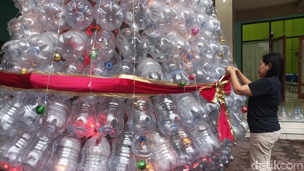 Pohon natal yang terbuat dari galon air mineral di Gereja JKI Tabernakel, Pati, Minggu (15/12/2024).