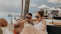 Salah satu momen yang sering ia bagikan ketika makan-makan di restoran hingga jajan makanan unik di luar negeri bersama suaminya. Foto: Instagram @sitibadriahh / @krishianabah