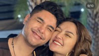 Salah satu yang pasangan itu coba adalah dessert tanghulu yang manis segar ini. Mereka memilih buah stroberi dan anggur. Foto: Instagram @sitibadriahh / @krishianabah