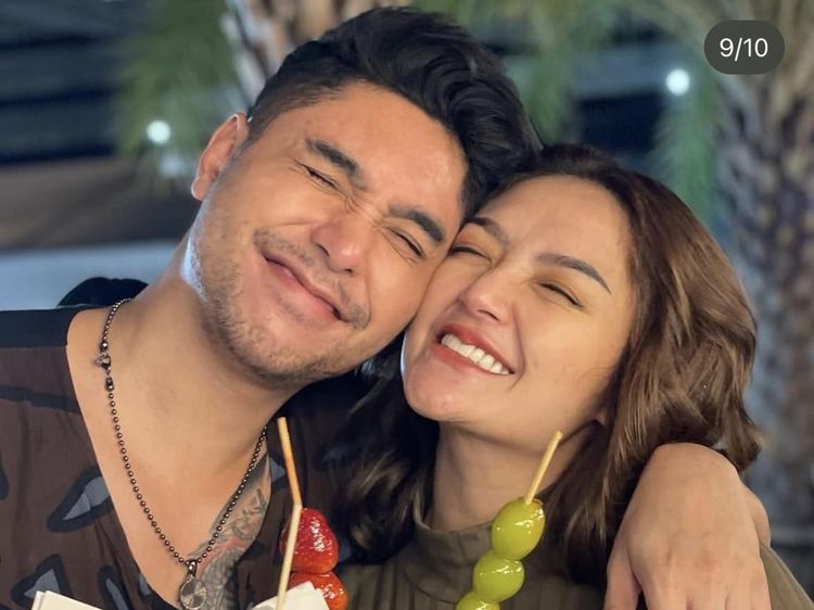 Potret Bahagia Siti Badriah dan Suami Saat Makan Bakso dan Tanghulu