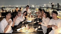 Tak hanya berdua, pasangan yang segera memiliki dua anak itu juga sempat kumpul bersama teman-temannya. Salah satunya ini saat mereka makan malam bersama di restoran Banyan Tree Bangkok. Foto: Instagram @sitibadriahh / @krishianabah