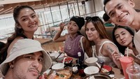 Adalagi momen saat wanita 33 tahun itu kumpul bersama suami dan teman-temannya di restoran Jepang. Hidangan hot pot tersedia di meja mereka. Foto: Instagram @sitibadriahh / @krishianabah