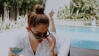 Pagi-pagi di villa Bali, Siti Badriah juga terlihat santai di pinggir kolam renang sambil menikmati segelas minuman segar dan sepiring buah-buahan. Foto: Instagram @sitibadriahh / @krishianabah