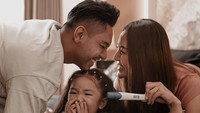 Siti Badriah dan Krisjiana Baharudin umumkan kabar bahagia atas kehamilan anak kedua mereka. Dalam salah satu unggahan, mereka menunjukkan pose bahagia sambil menunjukkan test pack dua garis biru. Foto: Instagram @sitibadriahh / @krishianabah