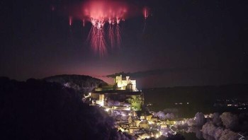 Suasana mistis tampak di kastil Beynac, Prancis akibat badai petir. Foto: Boredpanda