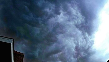 Mengerikan ketika melihat awan ini dengan jarak dekat. Foto: Boredpanda