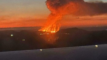 Pemandangan dari dalam pesawat sebuah letusan gunung berapi Islandia. Foto: Boredpanda