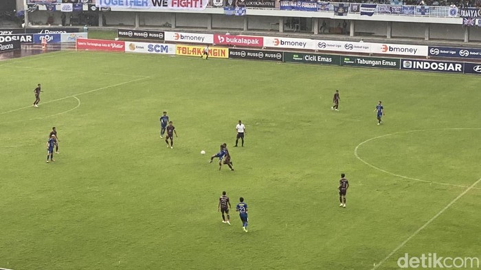 Laga PSIM Jogja vs Persipa Pati di Stadion Mandala Krida, Kota Jogja, Minggu (15/12/2024).