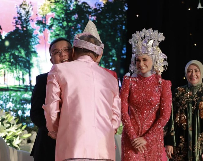 Putri Zulhas, putri Menteri Koordinator Bidang Pangan Zulkifli Hasan, tampil cantik dalam balutan baju kurung panjang dan kain songket. Ia menggunakan mahkota karono mulyo dan kembang goyang berwarna perak, yang memberikan sentuhan elegan pada penampilannya. Foto: dok. Instagram