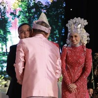 Putri Zulhas, putri Menteri Koordinator Bidang Pangan Zulkifli Hasan, tampil cantik dalam balutan baju kurung panjang dan kain songket. Ia menggunakan mahkota karono mulyo dan kembang goyang berwarna perak, yang memberikan sentuhan elegan pada penampilannya. Foto: dok. Instagram