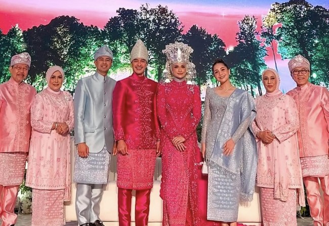 Kompak dengan pasangan pengantin, orangtua dan anak-anak mereka juga mengenakan busana bernuansa pink muda, menambah kesan harmonis. Foto: dok. Instagram