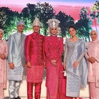 Kompak dengan pasangan pengantin, orangtua dan anak-anak mereka juga mengenakan busana bernuansa pink muda, menambah kesan harmonis. Foto: dok. Instagram
