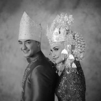 Zumi Zola tampil gagah mengenakan beskap dengan warna senada. Lacak, penutup kepala khas Jambi berbahan songket perak, melengkapi penampilan tradisionalnya.  Foto: dok. Instagram