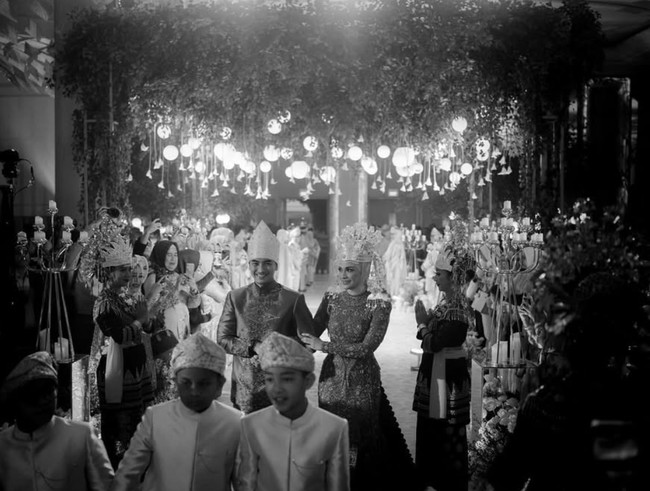 Resepsi dibuka dengan pertunjukan tarian adat Jambi yang memukau, menampilkan keindahan budaya leluhur. Pasangan pengantin berjalan menuju pelaminan diiringi oleh keempat anak mereka dari pasangan sebelumnya.  Foto: dok. Instagram