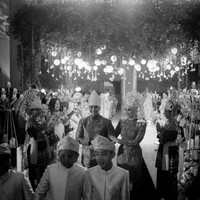 Resepsi dibuka dengan pertunjukan tarian adat Jambi yang memukau, menampilkan keindahan budaya leluhur. Pasangan pengantin berjalan menuju pelaminan diiringi oleh keempat anak mereka dari pasangan sebelumnya.  Foto: dok. Instagram