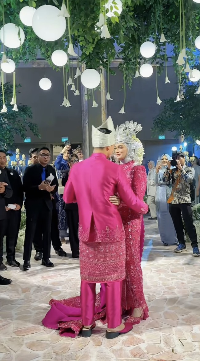 Di momen bahagia itu, keduanya mengusung adat Jambi yang cukup kental. Foto: dok. Instagram