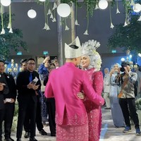 Di momen bahagia itu, keduanya mengusung adat Jambi yang cukup kental. Foto: dok. Instagram