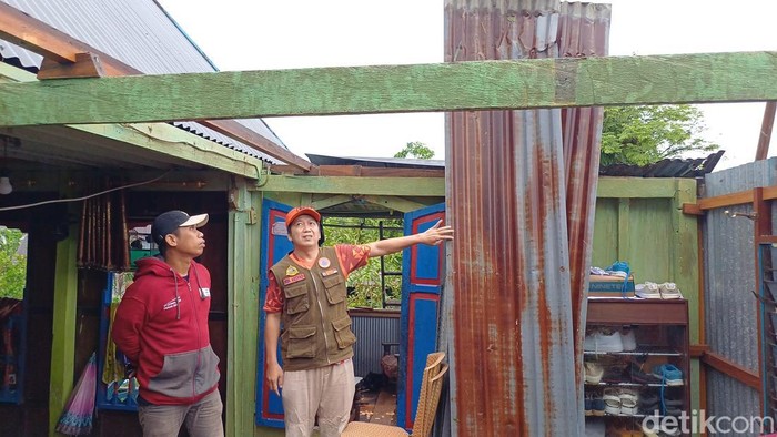 Sebanyak 9 rumah warga di Desa Kabba, Pangkep, Sulawesi Selatan (Sulsel), rusak diterjang puting beliung.