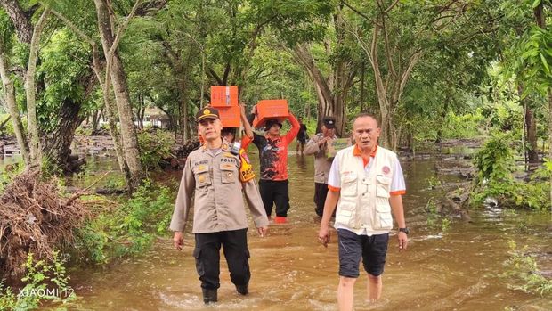 Rumah Warga Banjir, Polisi, BPBD Bojonegoro Imbau Warga dan Beri bantuan