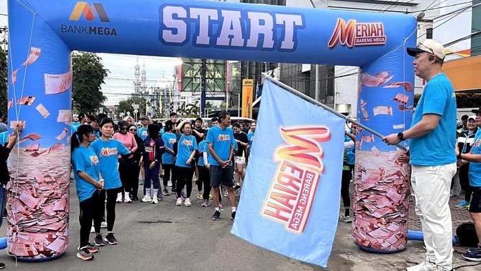 Regional Head Bank Mega Banjarmasin Andrew Wongjaya saat membuka Fun Walk 5K Like A Billionaire di Samarinda