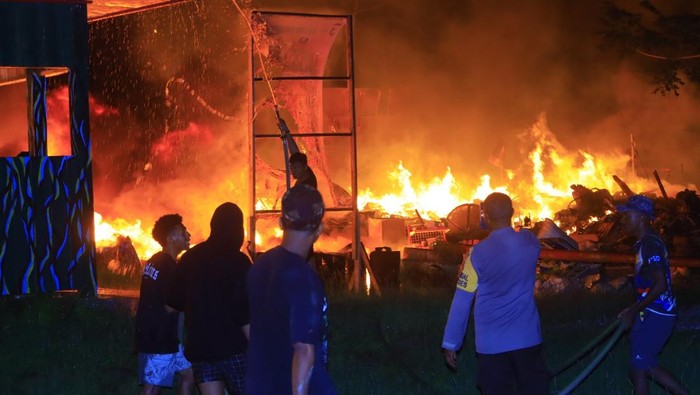 Sebanyak 31 toko di Yalimo terbakar. Kebakaran diduga ulah OTK.