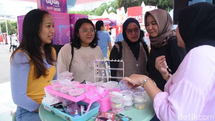 Sejumlah kegiatan menarik di area outdoor memeriahkan hari terakhir perayaan HUT ke-23 Transmedia di Istora Senayan, Jakarta, Minggu (15/12/2024).
