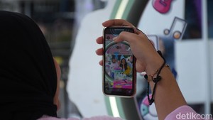 Spot foto instagramable juga tersebar di berbagai sudut, menjadi tempat favorit untuk mengabadikan momen.