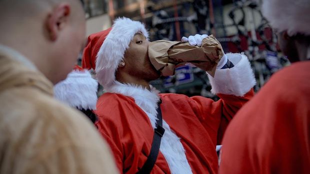 Seorang pengunjung minum selama SantaCon, Sabtu, 14 Desember 2024, di New York. (AP Photo/Julia Demaree Nikhinson)