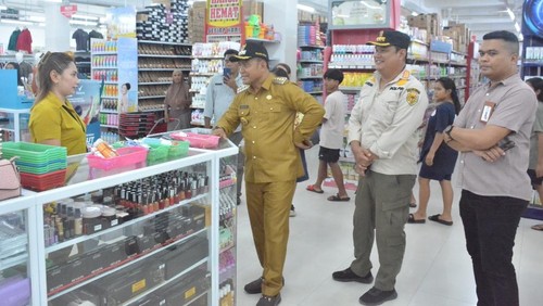 Sidak Disnaker Kupang ke salah satu perusahaan. (Istimewa)